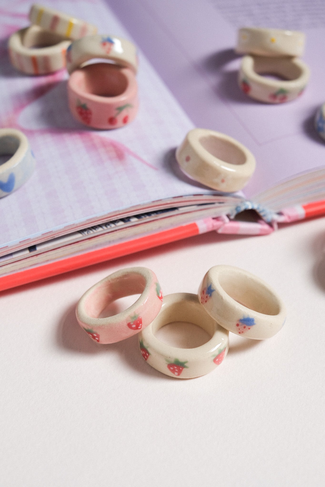 Bague colorée en grès – pièce unique à mixer