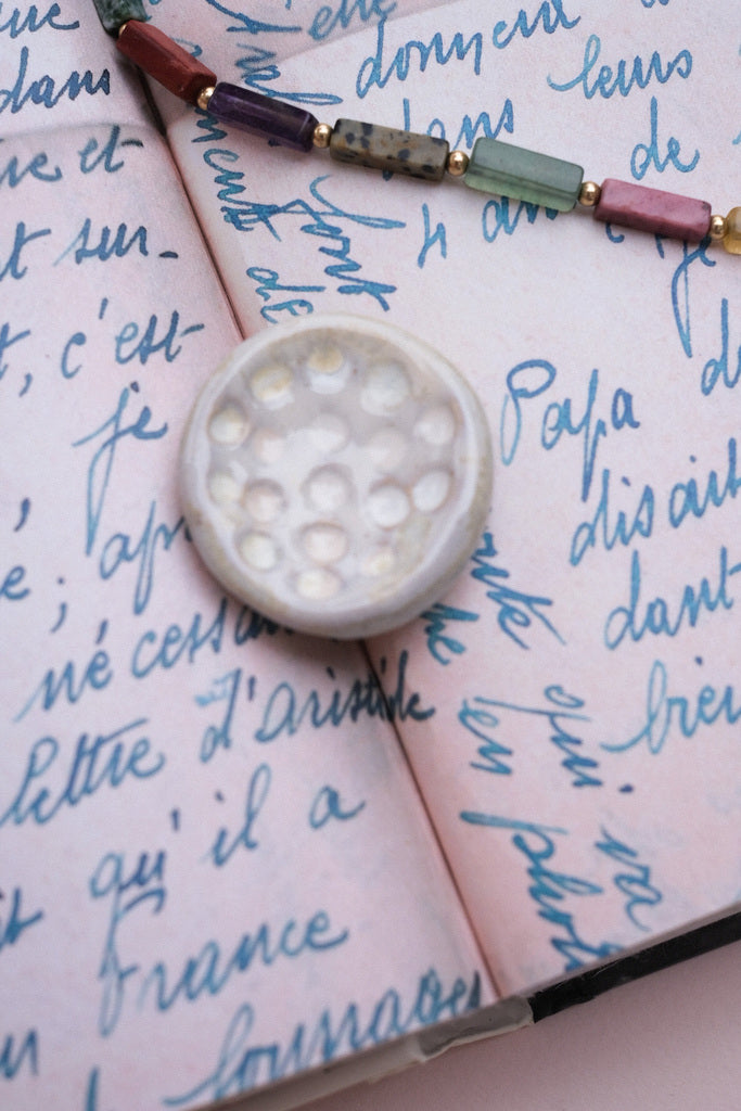 Pierre d'apaisement texturée en céramique / Worry stone