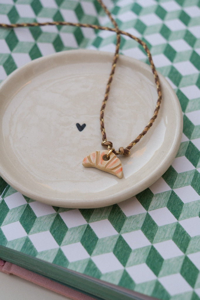 🍫 Collier croissant chocolat en céramique – cordon ajustable