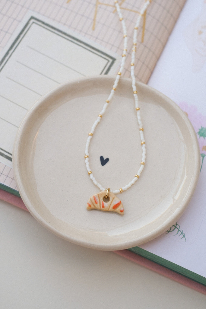 🥐 Collier croissant en céramique – perles blanches & dorées