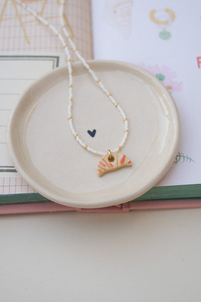 🥐 Collier croissant en céramique – perles blanches & dorées
