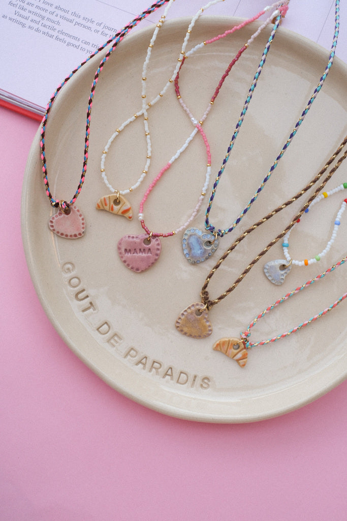 🥐 Collier personnalisé - médaille croissant en grès