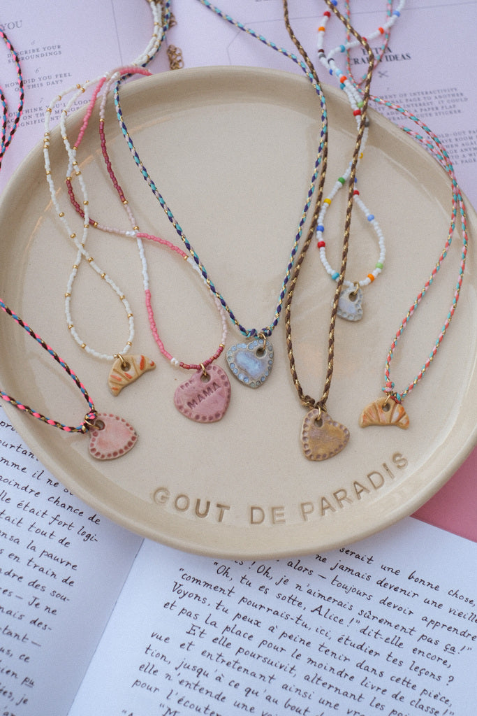 💕 Collier croissant en céramique – cordon fraise