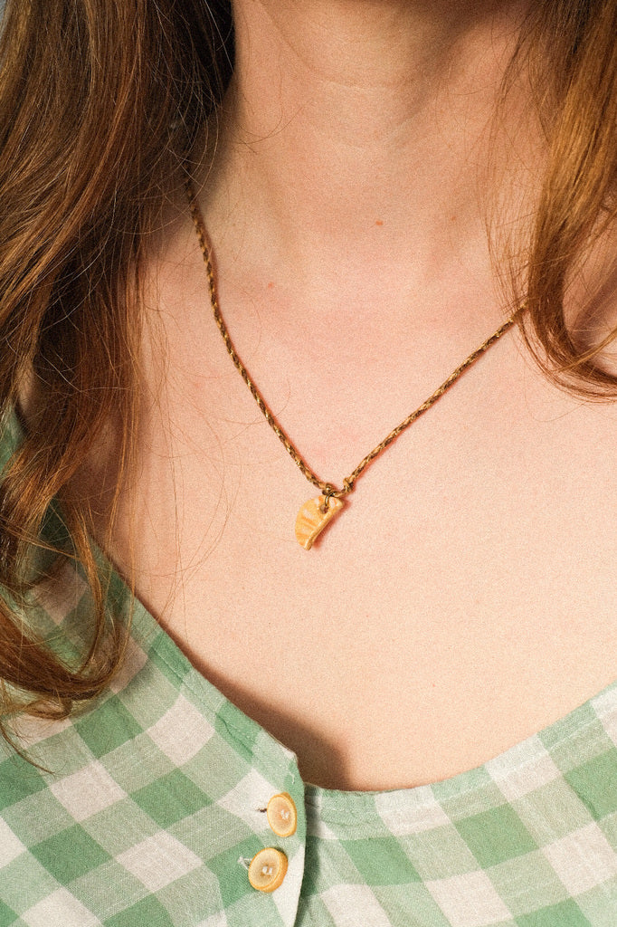 🍫 Collier croissant chocolat en céramique – cordon ajustable
