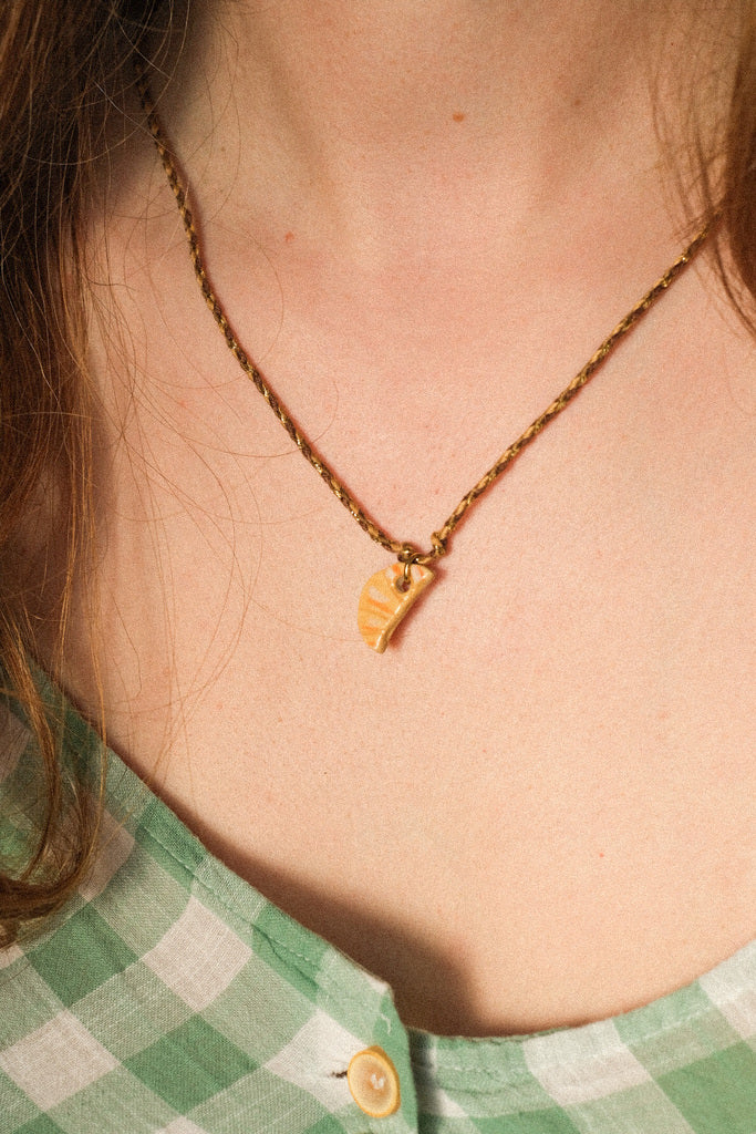 🍫 Collier croissant chocolat en céramique – cordon ajustable
