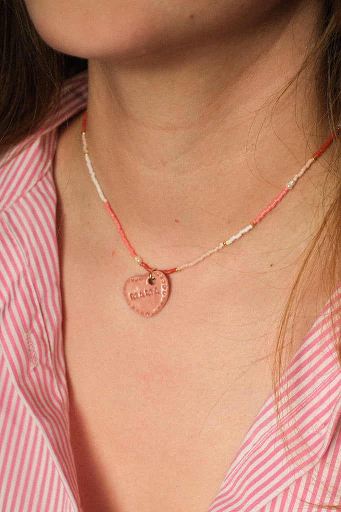 🩷 Collier perles Miyuki & médaillon céramique – Mama