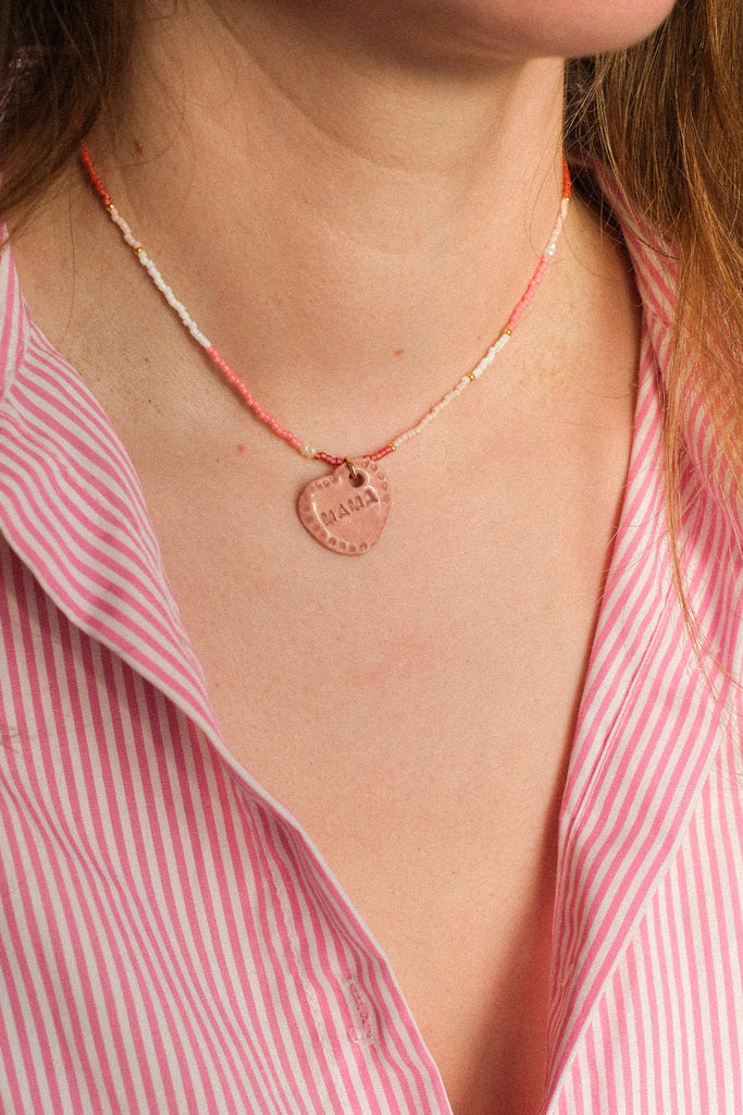 🩷 Collier perles Miyuki & médaillon céramique – Mama