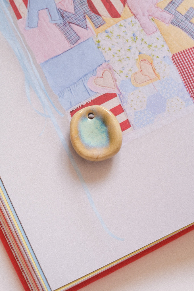 Pendentif pierre d’apaisement en céramique