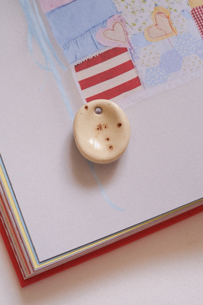 Pendentif pierre d’apaisement en céramique