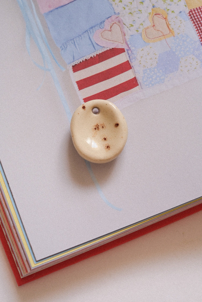 Pendentif pierre d’apaisement en céramique