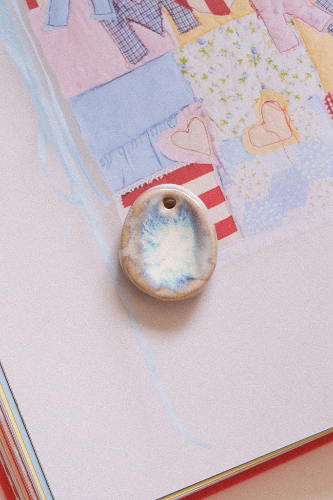 Pendentif pierre d’apaisement en céramique
