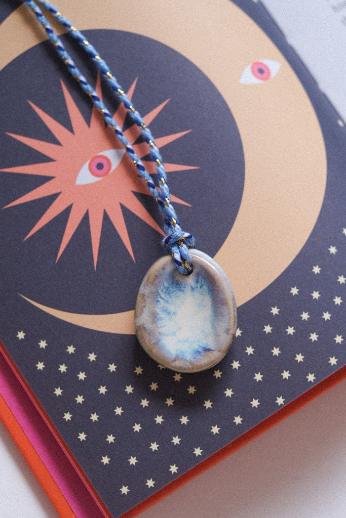 Pendentif pierre d’apaisement en céramique