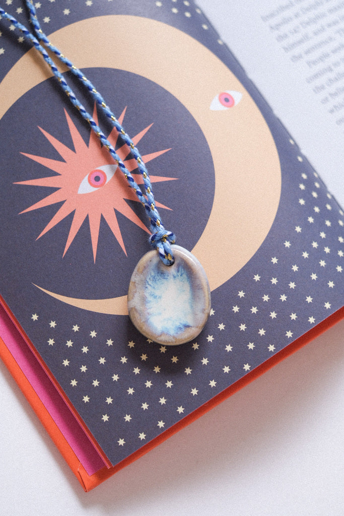 Pendentif pierre d’apaisement en céramique