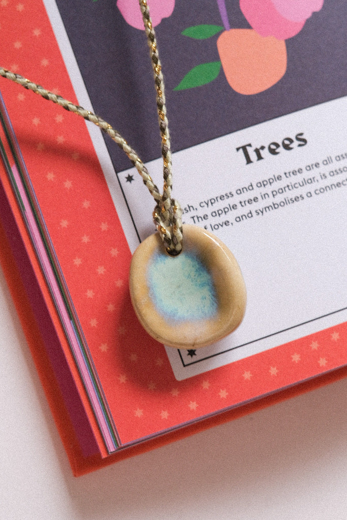Pendentif pierre d’apaisement en céramique