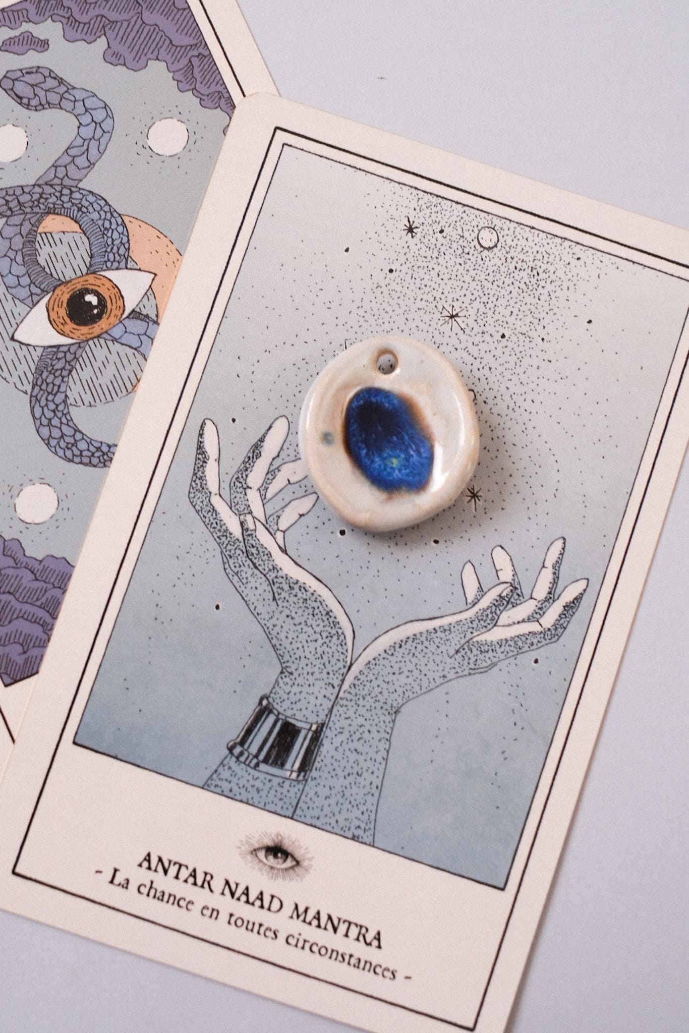 Pendentif pierre d’apaisement en céramique