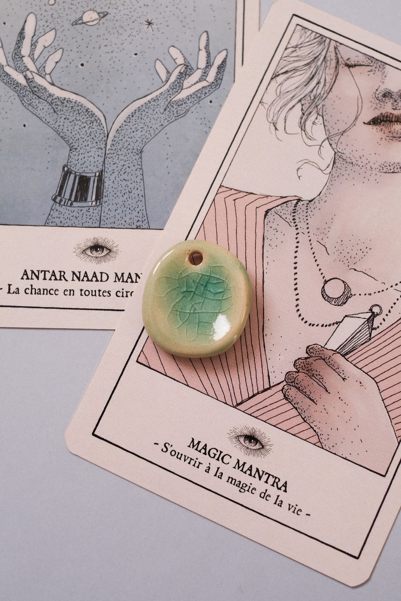 Pendentif pierre d’apaisement en céramique
