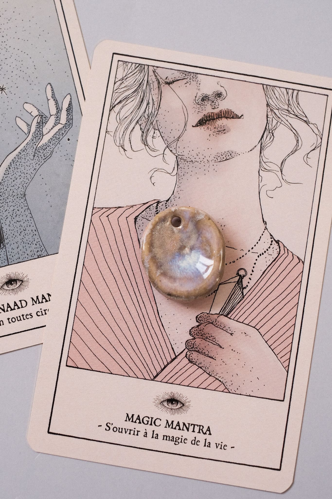 Pendentif pierre d’apaisement en céramique