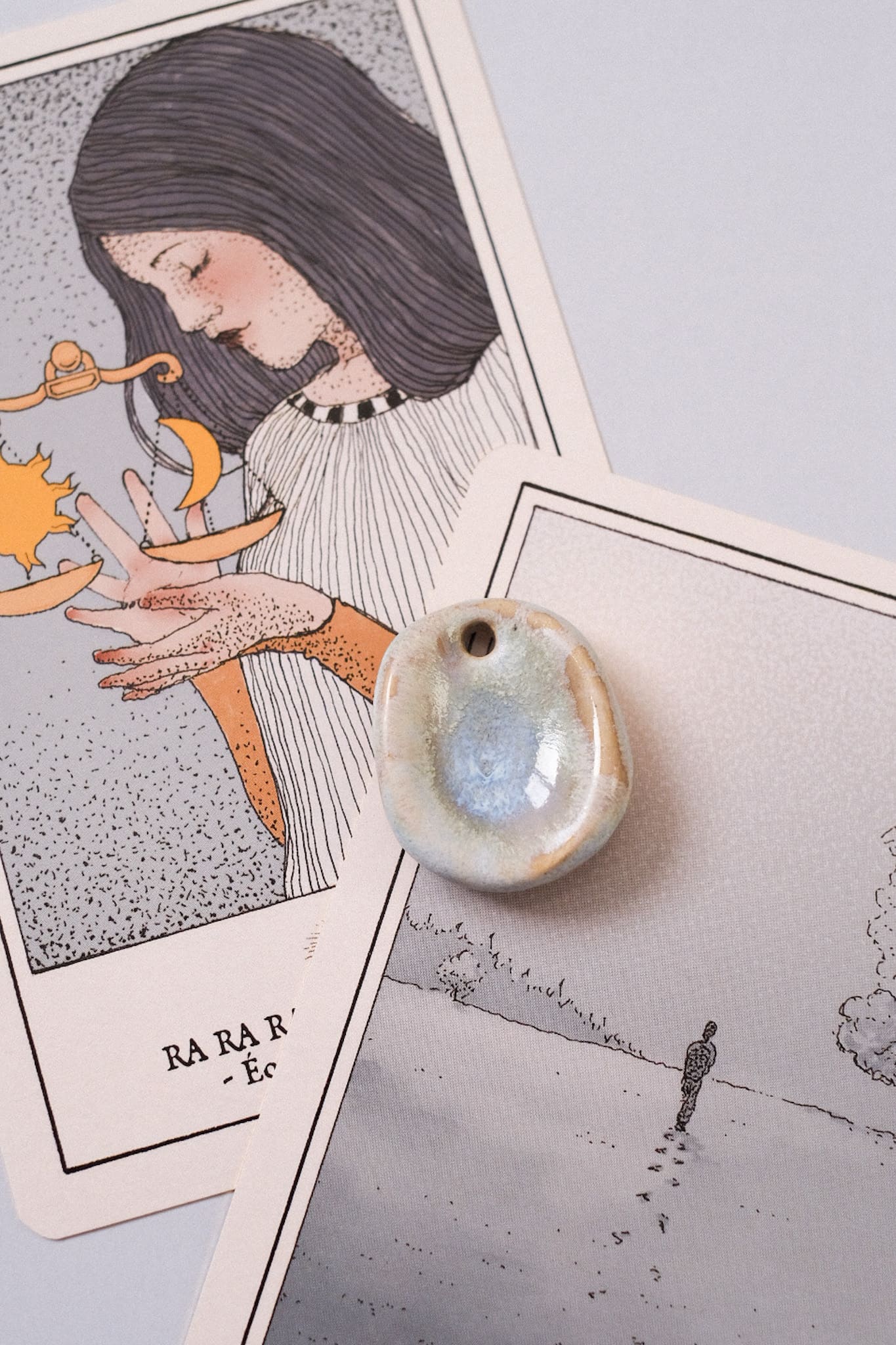 Pendentif pierre d’apaisement en céramique