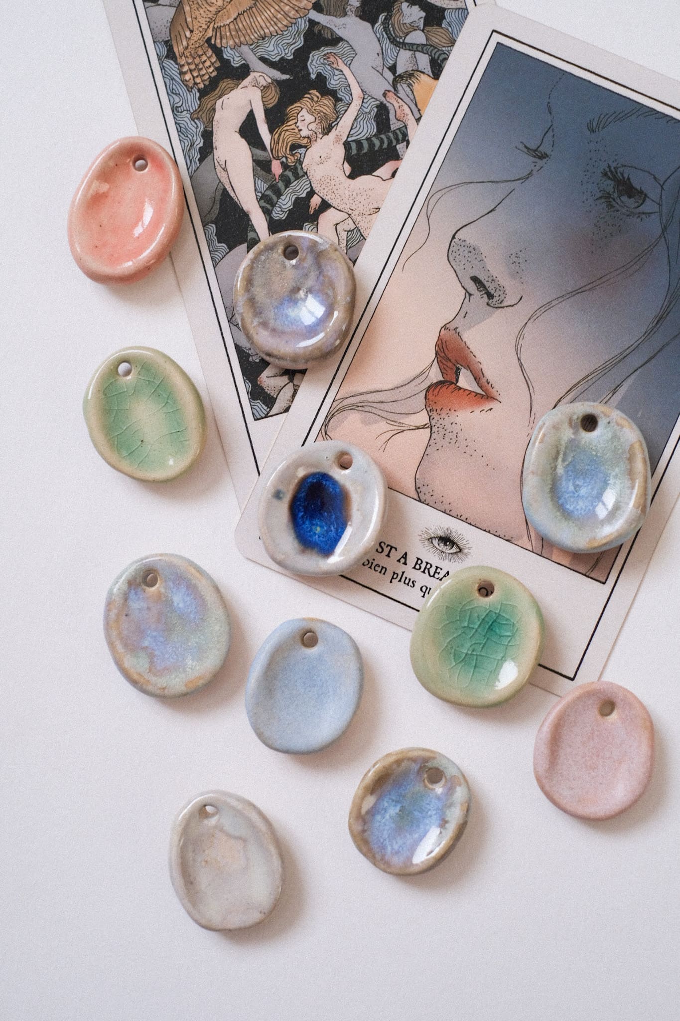 Pendentif pierre d’apaisement en céramique