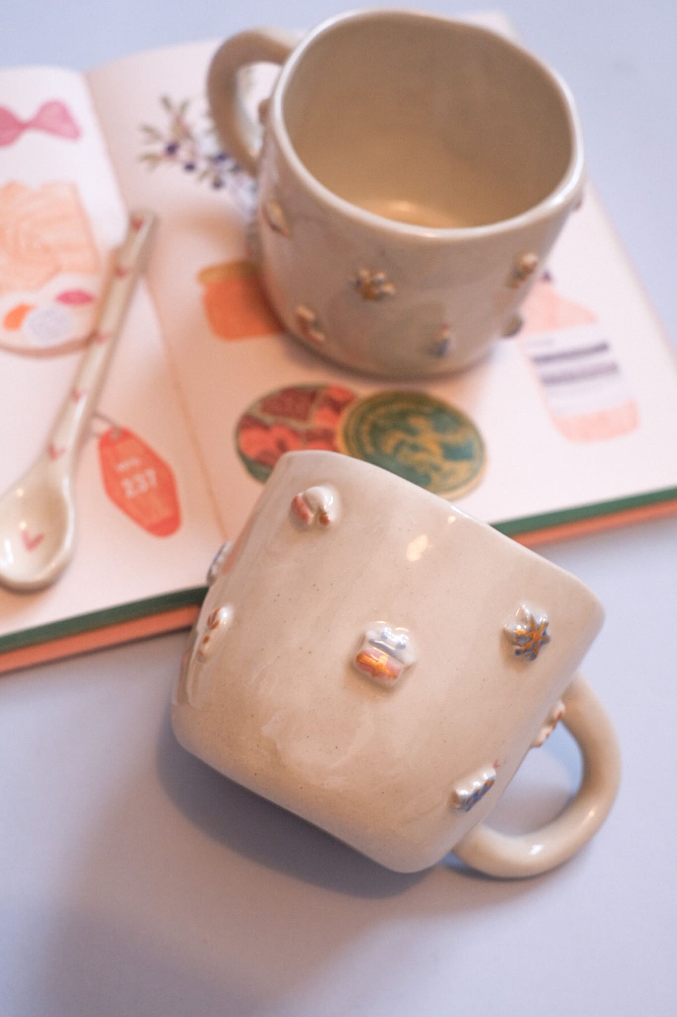 Mug artisanal de Noël - couleurs pastels 🎄