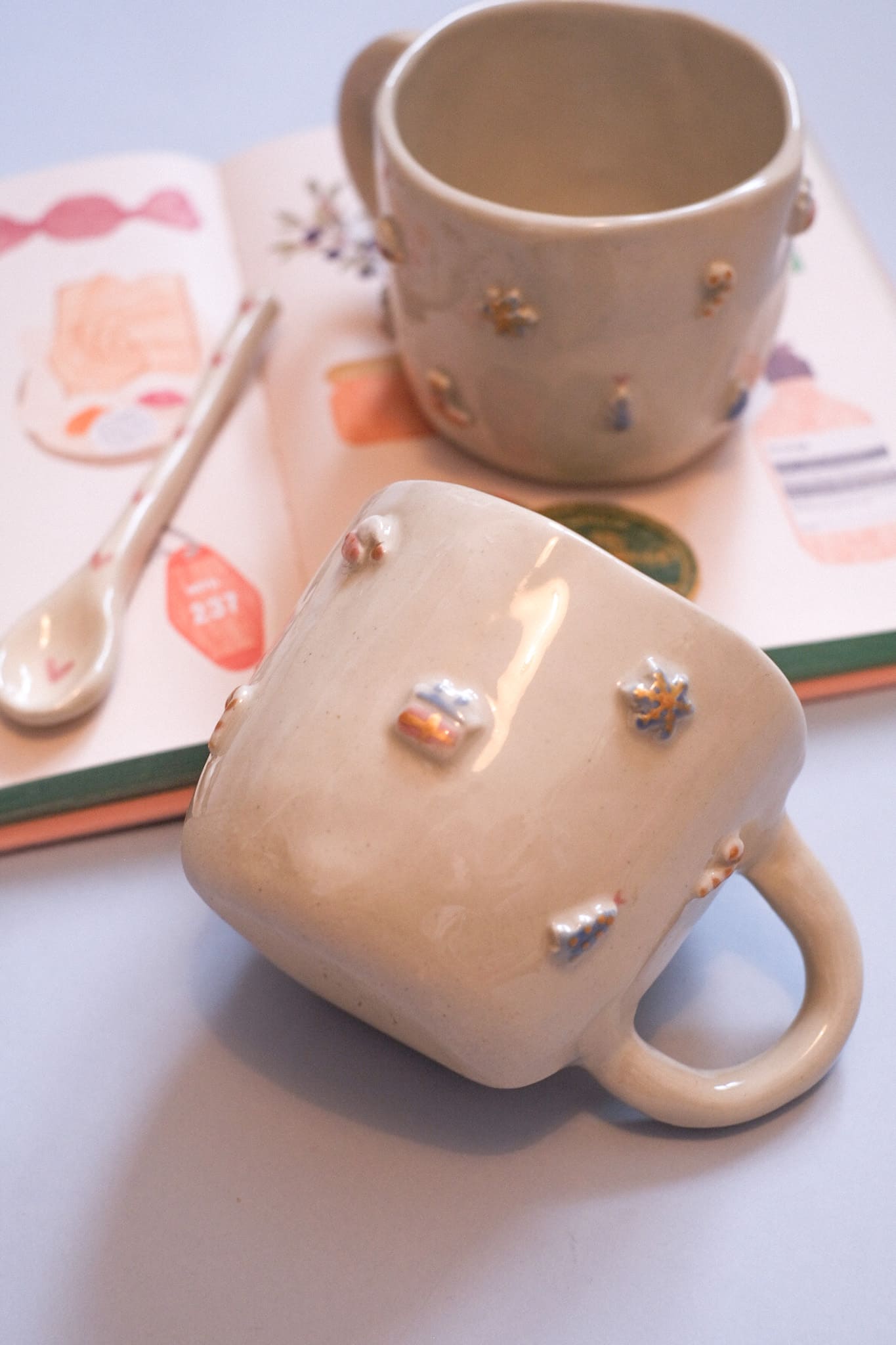 Mug artisanal de Noël - couleurs pastels 🎄