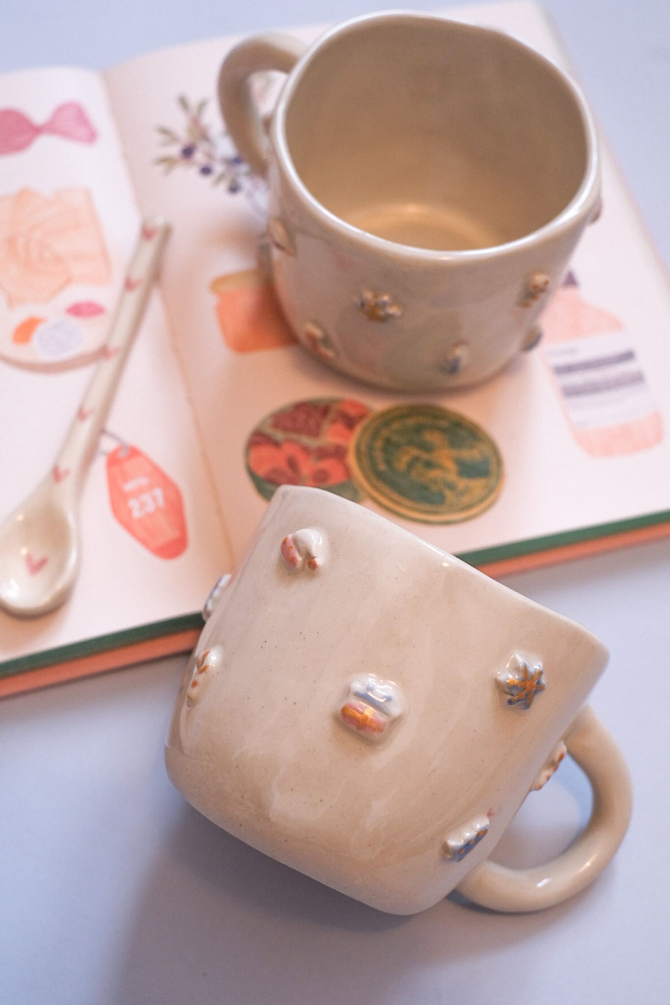 Mug artisanal de Noël - couleurs pastels 🎄