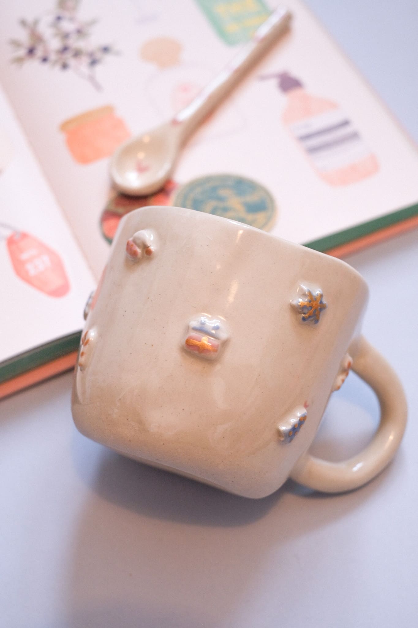 Mug artisanal de Noël - couleurs pastels 🎄