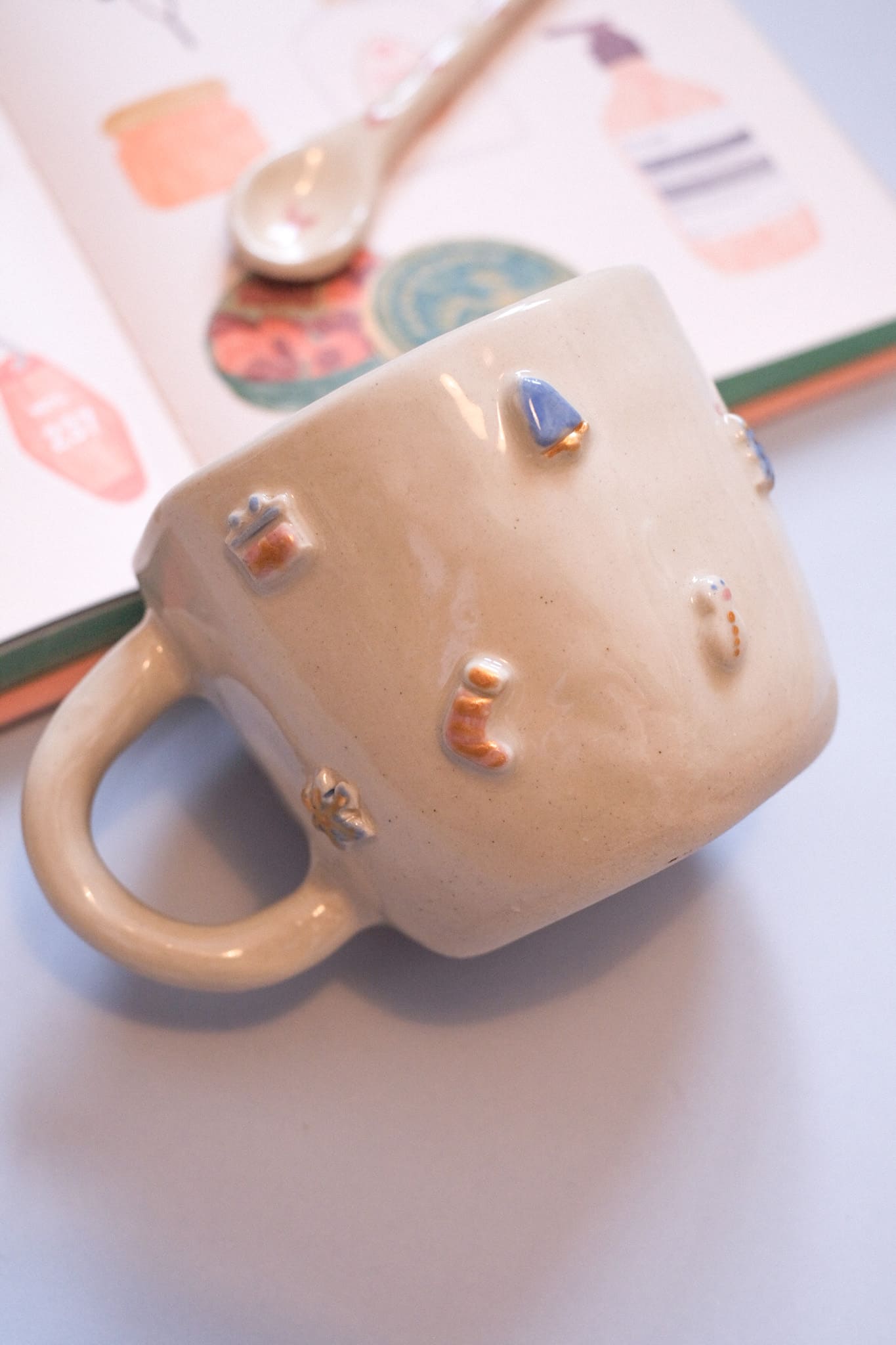 Mug artisanal de Noël - couleurs pastels 🎄