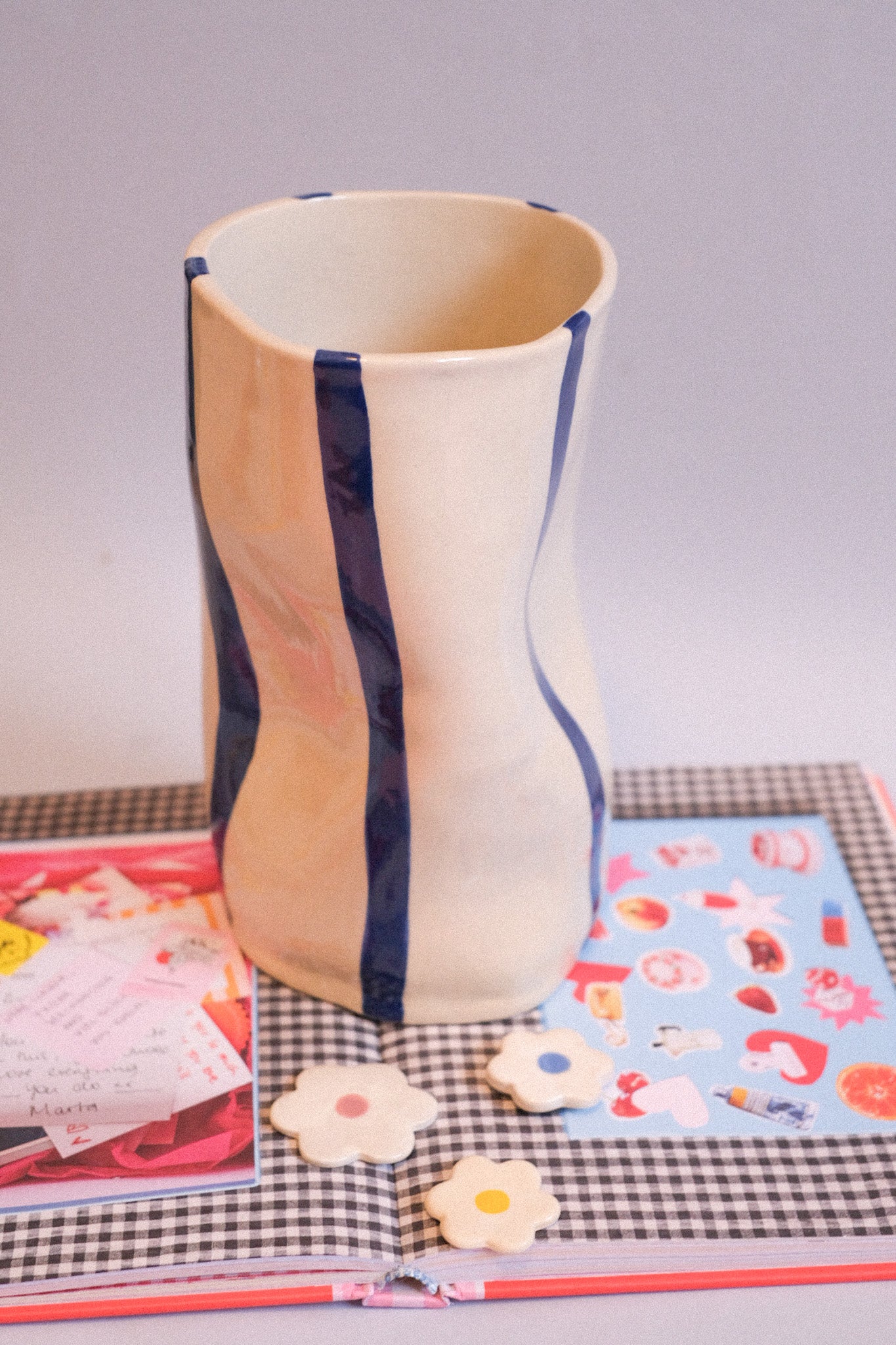Grand Vase Aux creux des mains - rayures colorées