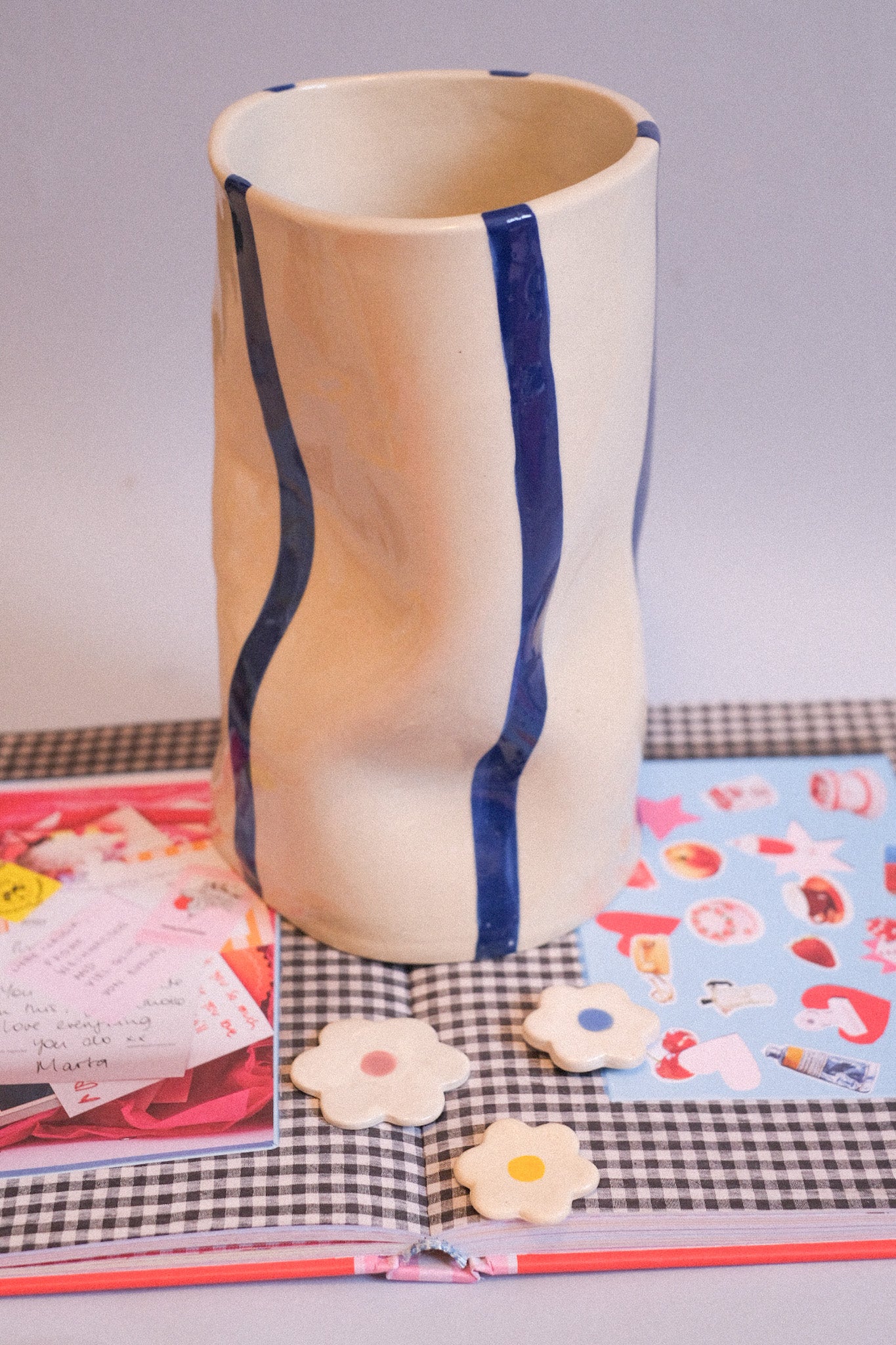 Grand Vase Aux creux des mains - rayures colorées