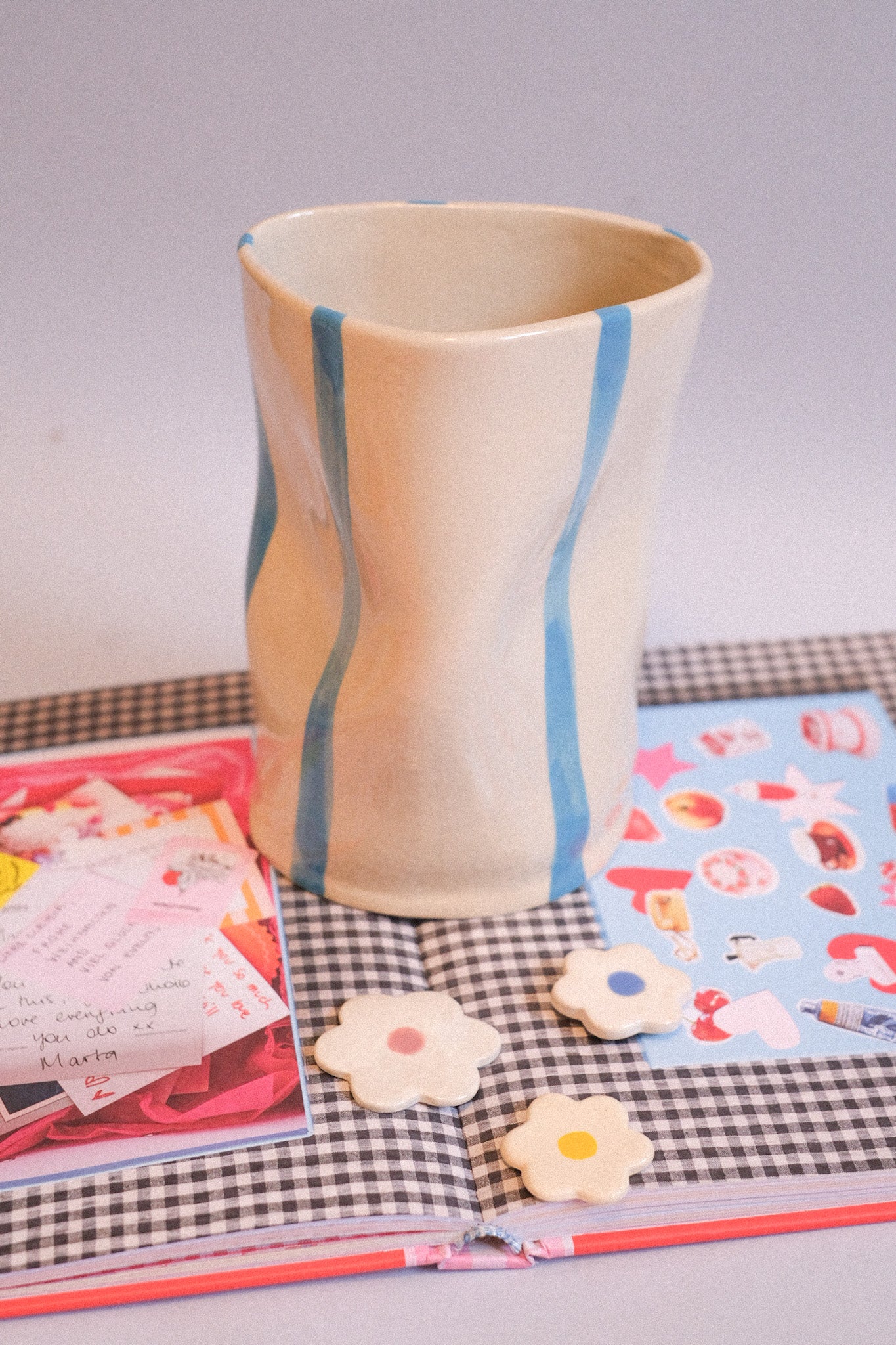 Vase Aux creux des mains - rayures colorées