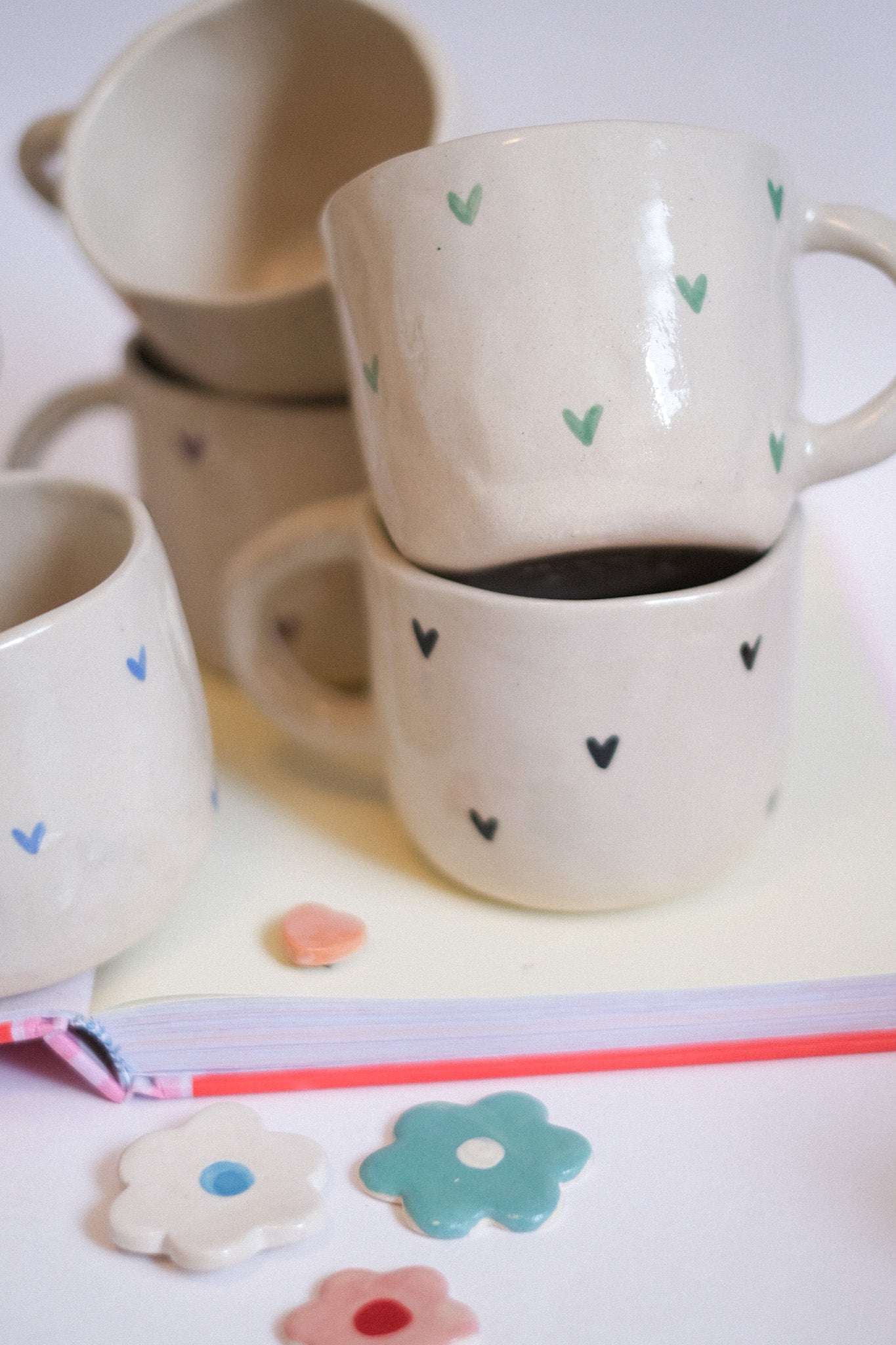 Mug en céramique - Petits cœurs peints à la main