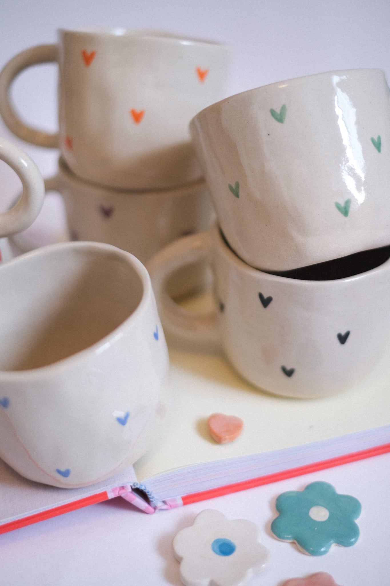Mug en céramique - Petits cœurs peints à la main