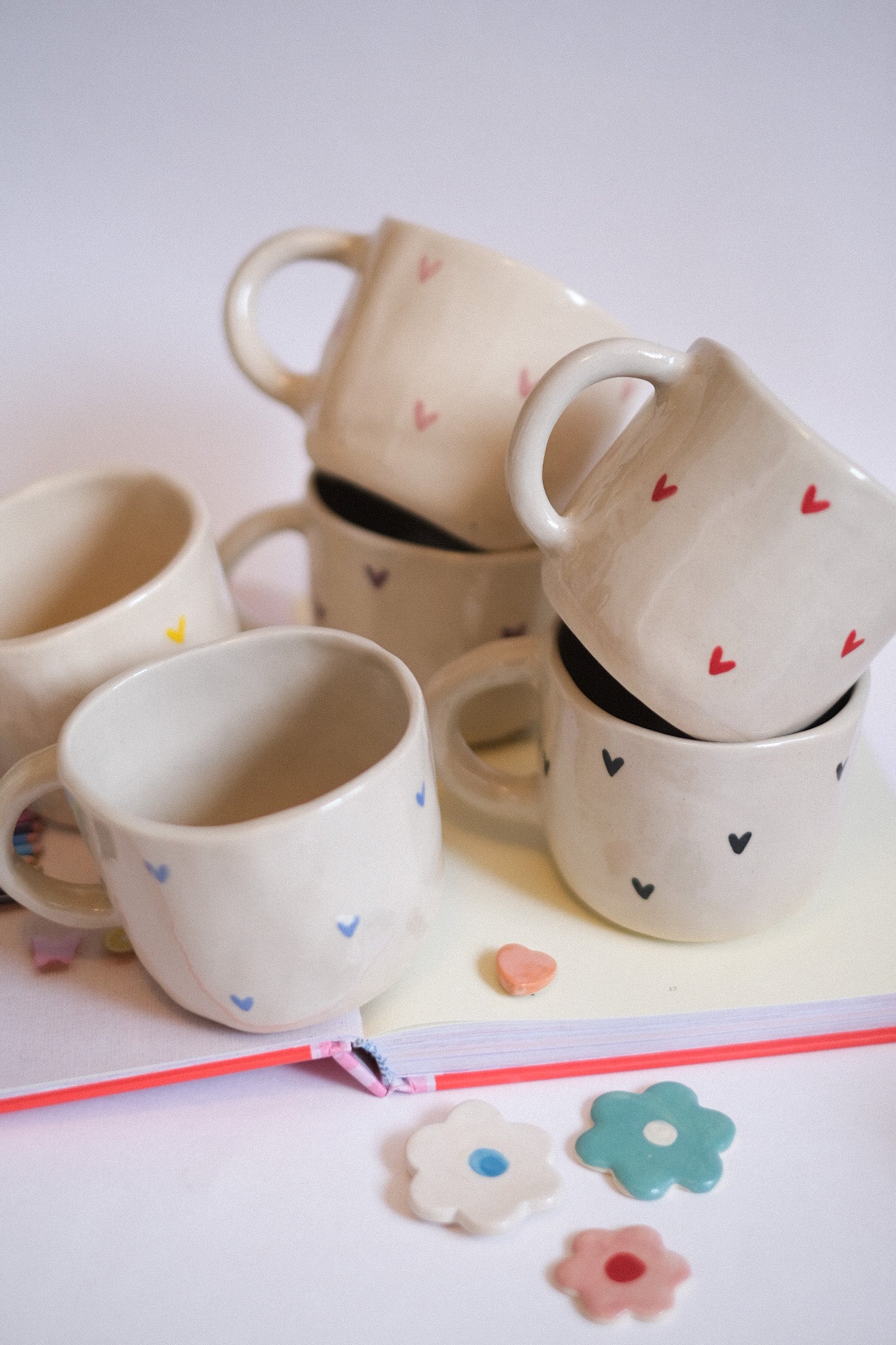 Mug en céramique - Petits cœurs peints à la main