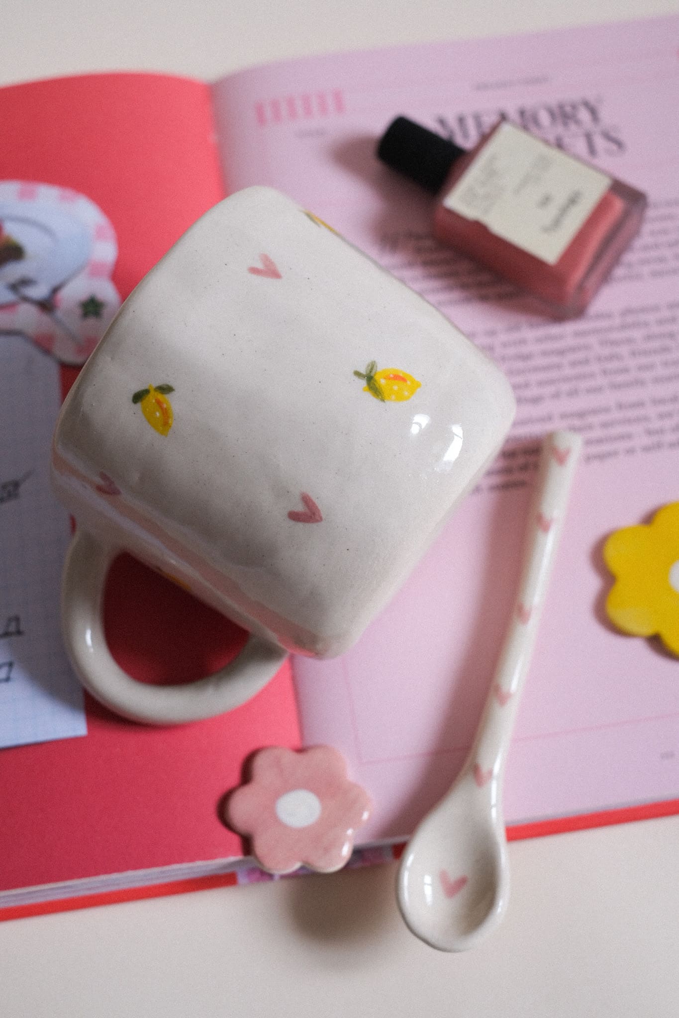 Mug en céramique citrons & cœurs – citron 3D au fond