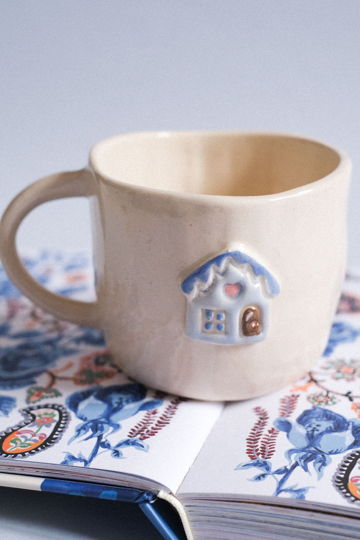 Mug en céramique petite Maison d’hiver 🩵
