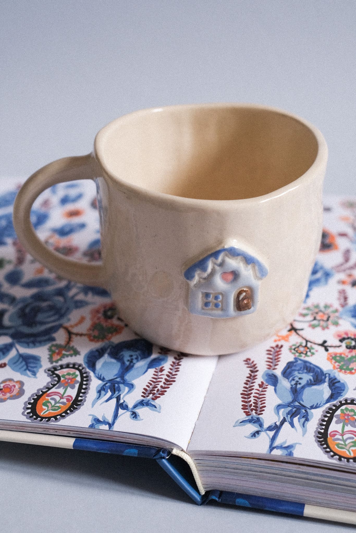 Mug en céramique petite Maison d’hiver 🩵