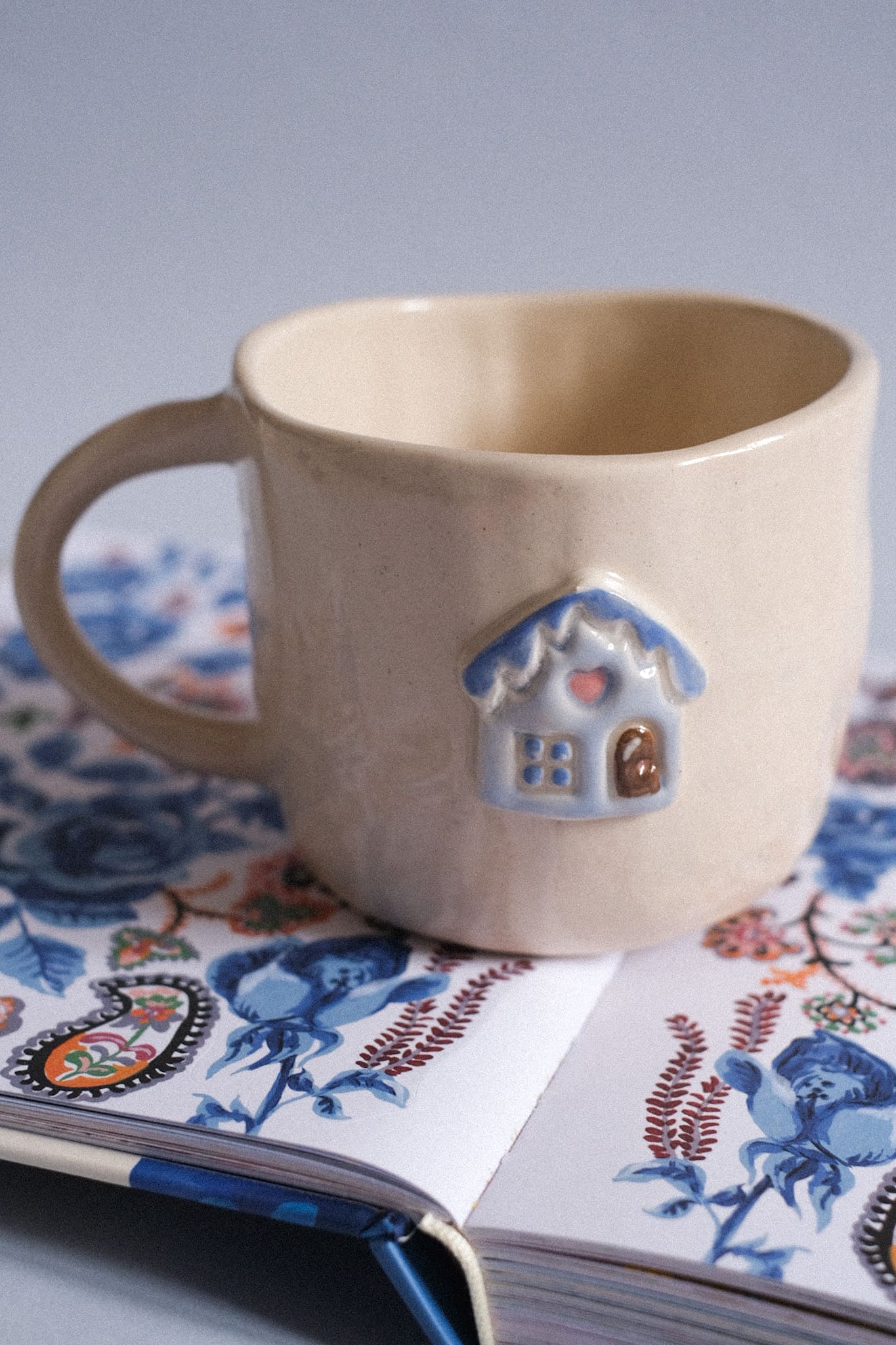 Mug en céramique petite Maison d’hiver 🩵