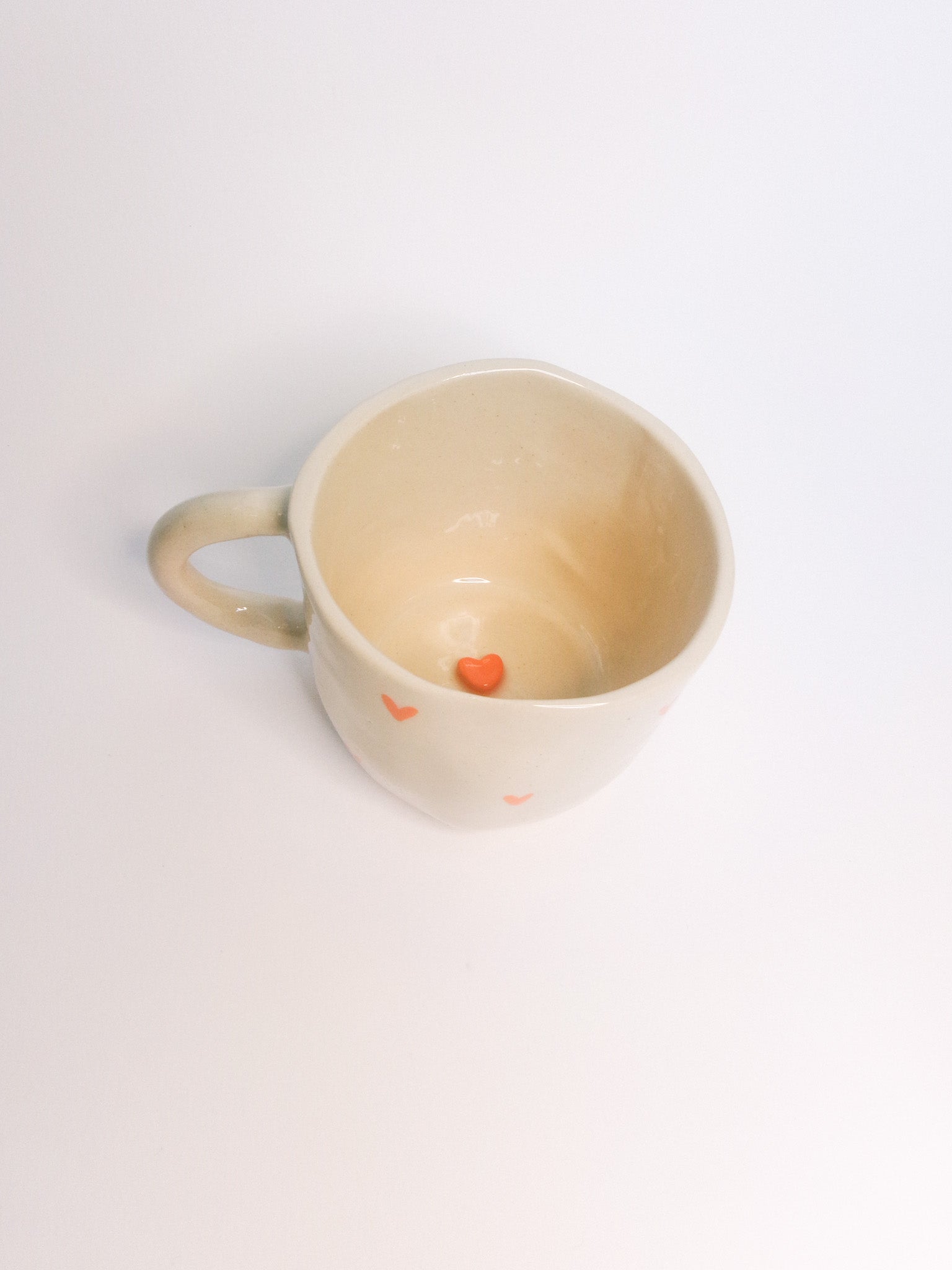Mug en céramique - Petits cœurs peints à la main