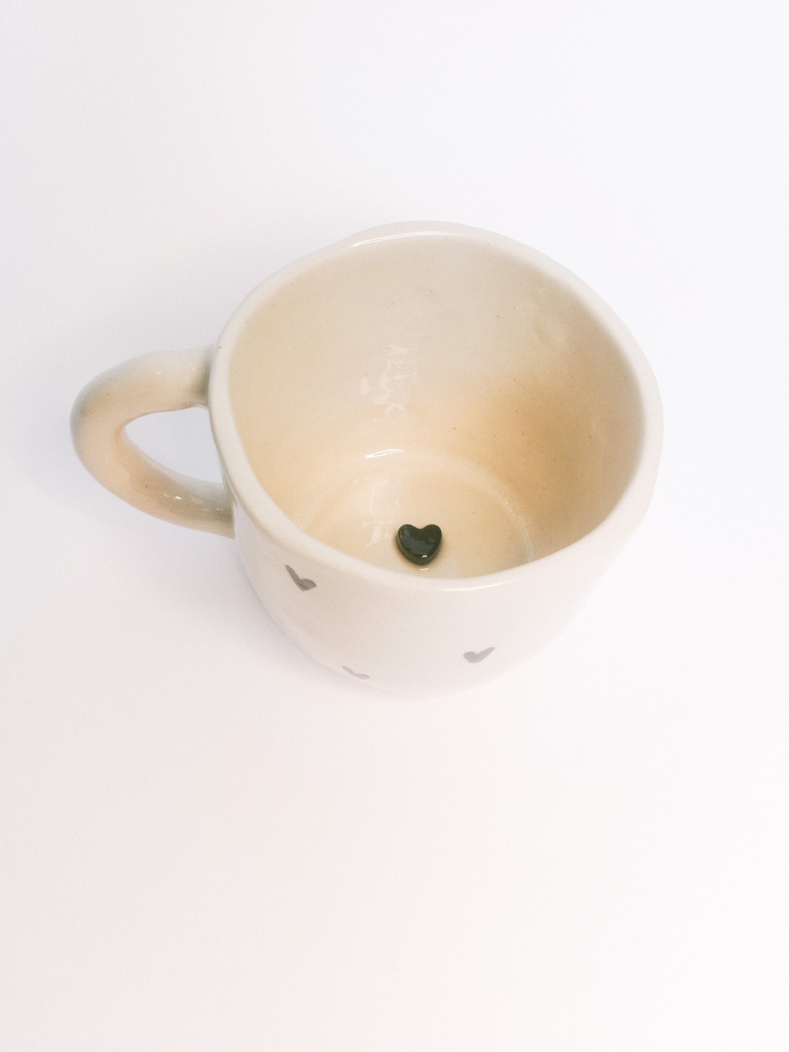 Mug en céramique - Petits cœurs peints à la main