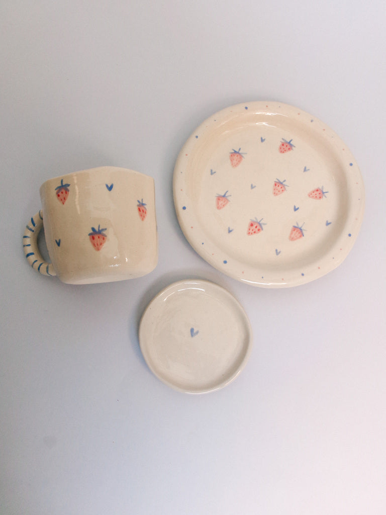 Assiette pour enfant en céramique, motifs fraise et coeurs