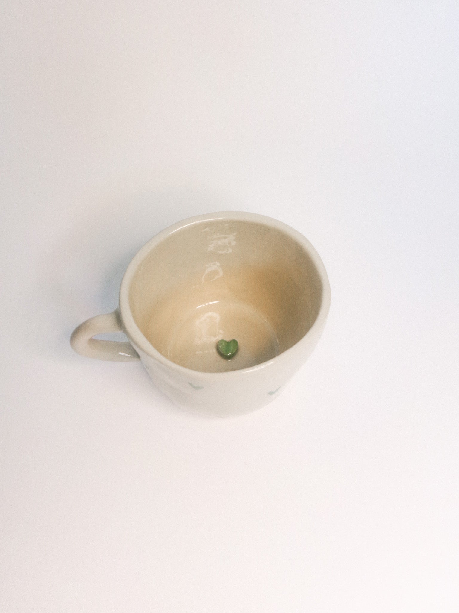 Mug en céramique - Petits cœurs peints à la main