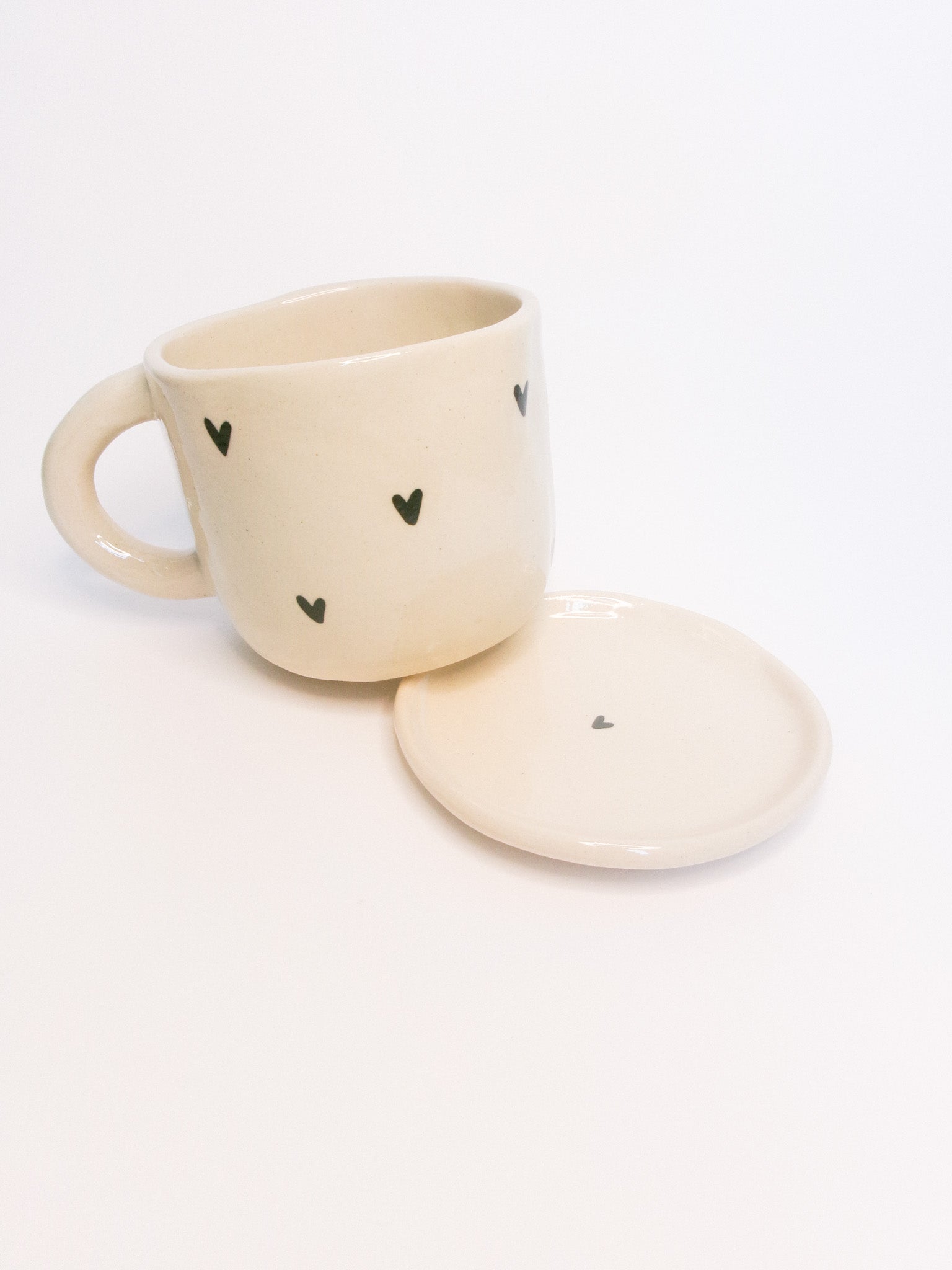 Mug en céramique - Petits cœurs peints à la main
