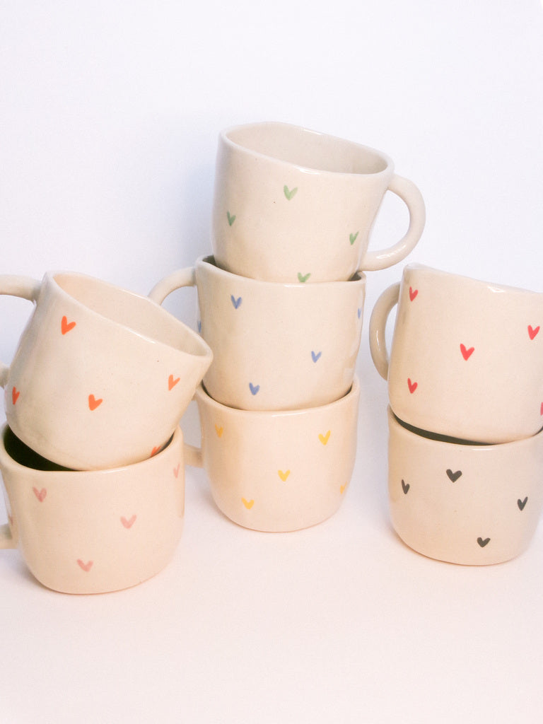 Mug en céramique - Petits cœurs peints à la main