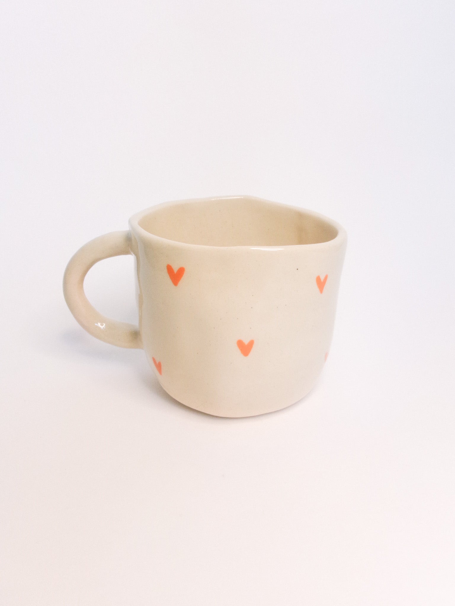 Mug en céramique - Petits cœurs peints à la main