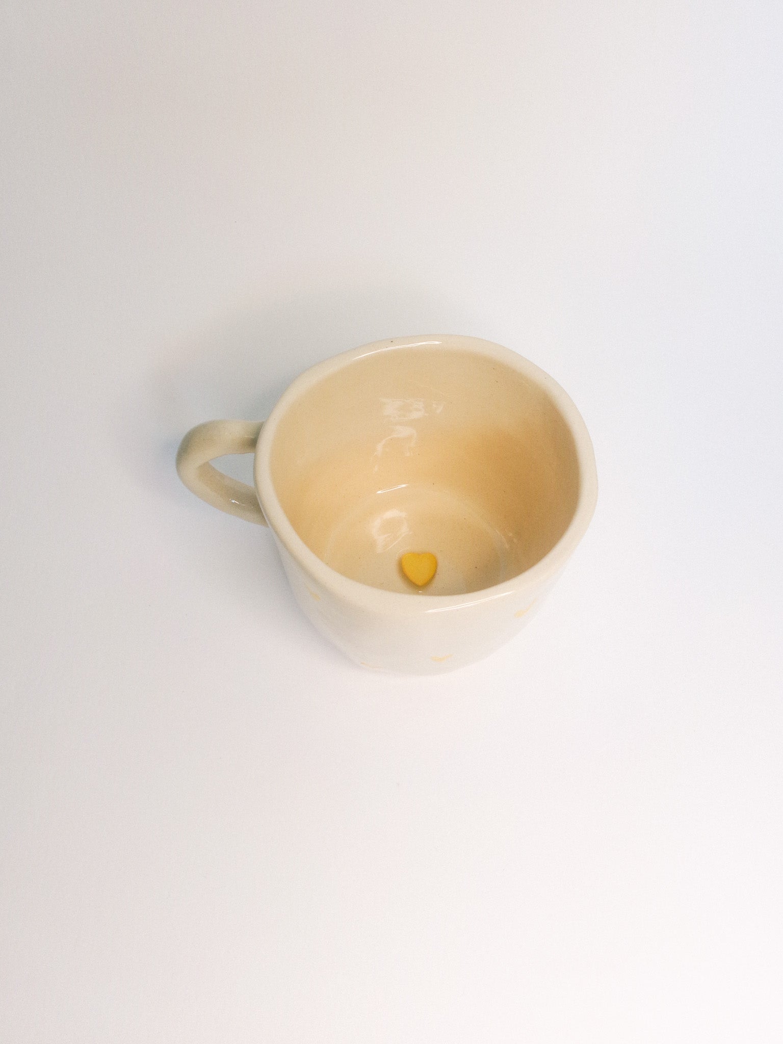 Mug en céramique - Petits cœurs peints à la main