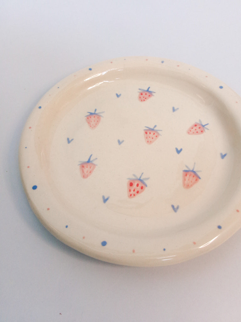 Assiette pour enfant en céramique, motifs fraise et coeurs