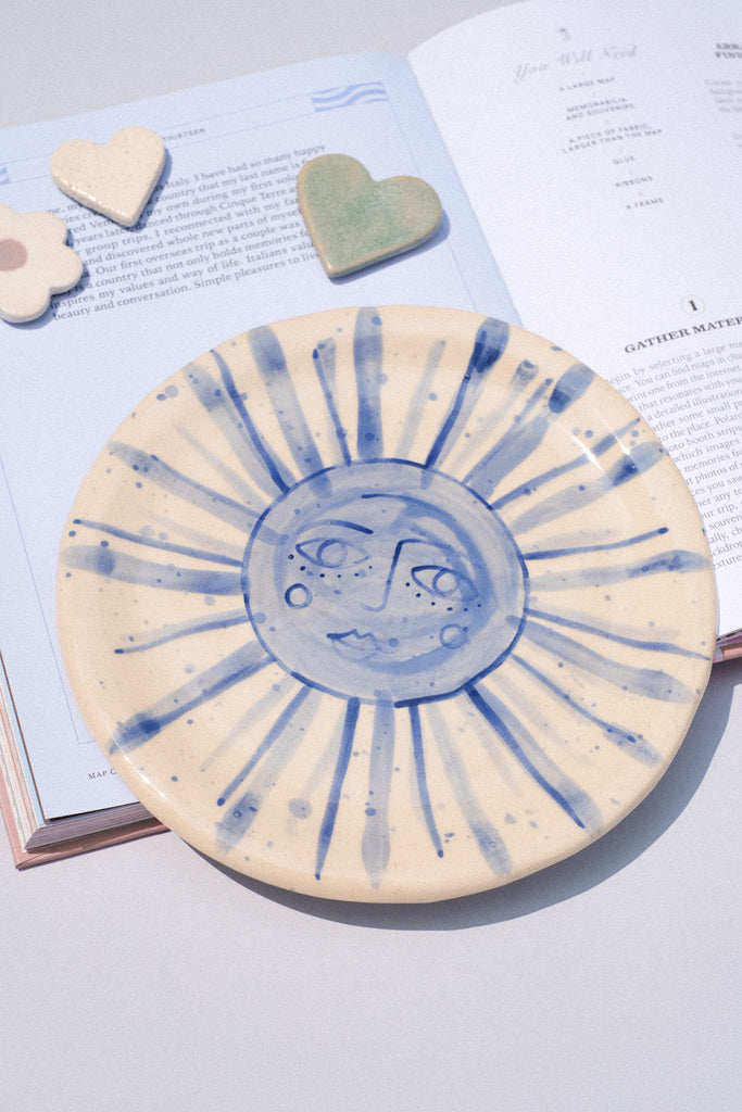 Assiette fait main en céramique motif de soleil bleu
