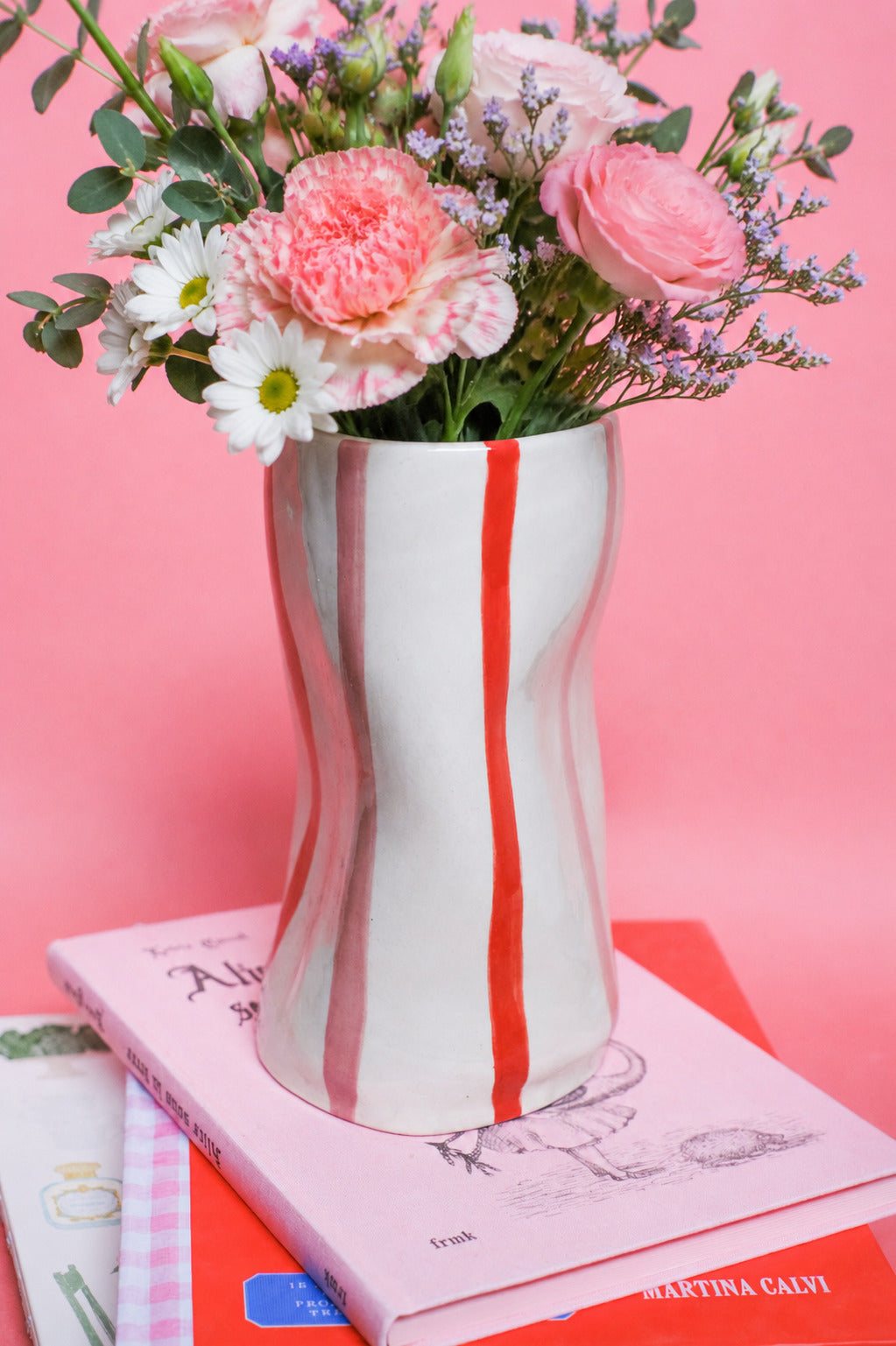 Petit vase en céramique graphique rayures rouge rose peint main